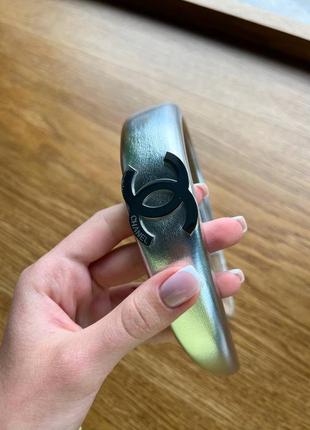 Брендовый обруч серебряного цвета