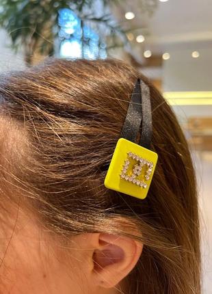 Брендова заколка для волосся жовтого кольору