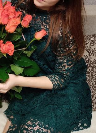 Платье изумрудное из кружева