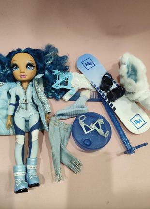 Кукла рейнбоу хай зима скайлер бредшоу синяя rainbow high winter break skyler bradshaw
