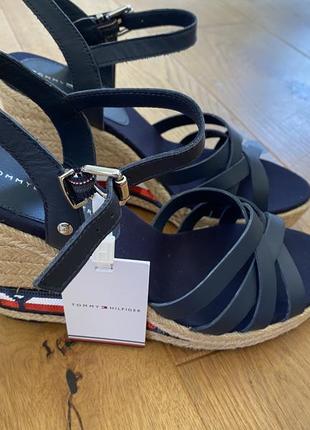 Tommy hilfiger  оригінал кожані босоніжки зручні та стильні