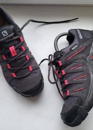 Женские кроссовки 
на мембране gore tex 
salomon