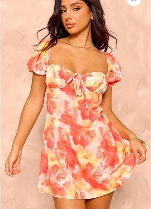 Яркое короткое платье в цветы prettylittlething