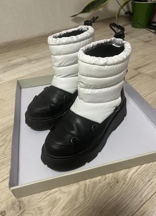 Черно-белые снегоходы в идеальном состоянии