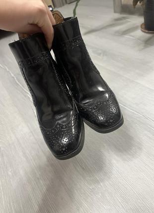 Лаковые челси