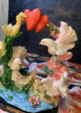 Голуби , статуетка , символ кохання