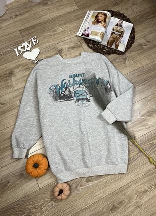 Bershka абалденный удлиненный оверсайз свитшот с надписями