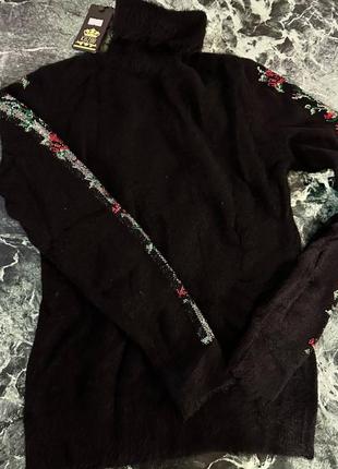 Нереально шикарный теплый мягкий ангоровый гольф,на рукавах лампас цветы в стразах, качество высокое ,люксовая фабрика турция