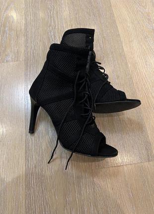 Взуття для танців підбори heels хілс