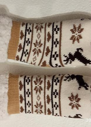 Дитячі носки на овчині на стопі приблизно 15 см.