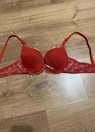 Бюстгальтер —- за деталями звертайтеся в приват