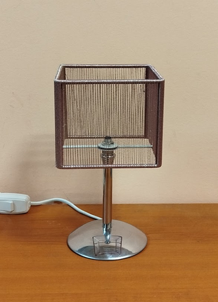 Невелика настільна лампа нічник світильник