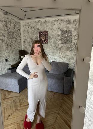Нежное платье миди в рубчик с разрезом
