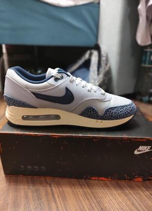 Жіночі кросівки