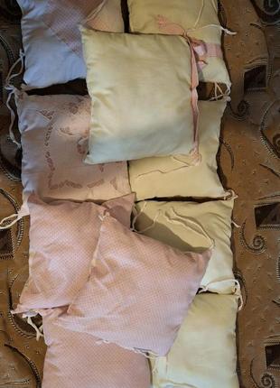 Подушки бортиком на краватку розпродаж