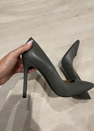 Шкіряні туфлі на шпильці
