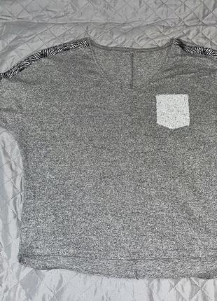Кофта сірого кольору, з карманом з пайеток