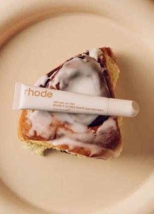 Лимитированный пептидный блеск для губ "cinnamon roll" rhode peptide lip tint