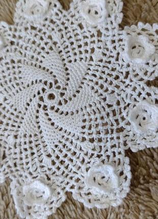 Две маленькие салфетки вязанные крючком.