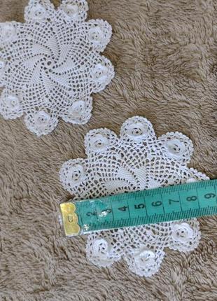 Две маленькие салфетки вязанные крючком.