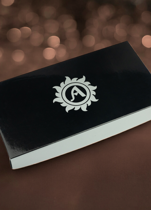 Кошелек кожаный на магнитах черно-бордового цвета