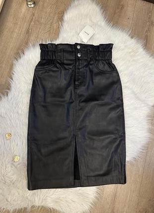 Новая кожаная юбка миди с разрезом bershka