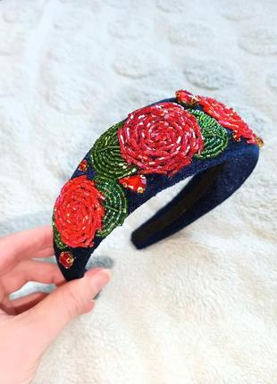 Обруч из бисера с розами и камнями