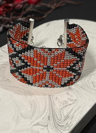 Браслет из бисера в красном,черном и прозрачном цветах.