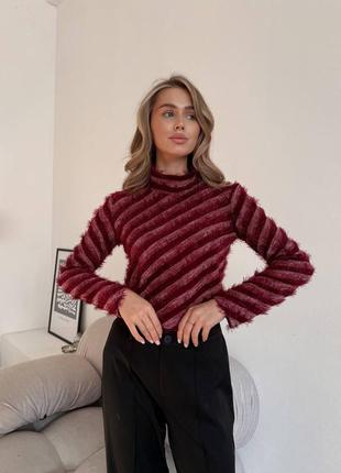 Пушистый гольф в полоску с горлом