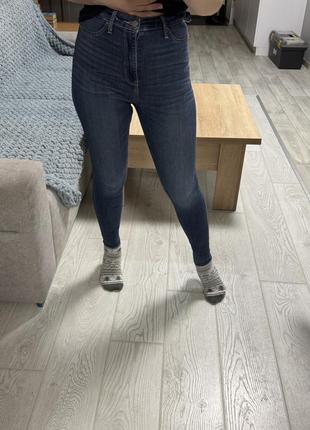 Джинсы hollister
