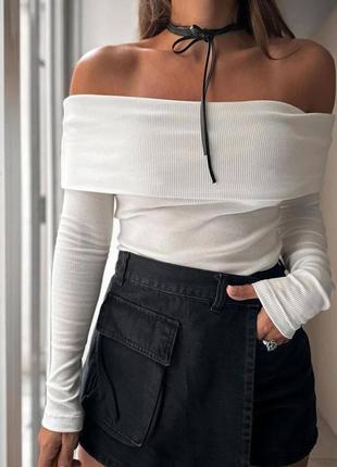 Жіночий топ зі спущенеми плечами