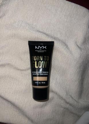 Тональная основа nyx born to glow naturally radiant foundation №07 (natural) 30 мл №07 (natural)