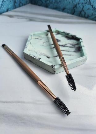 Косий пензель для опрацювання брів + гребінець для брів і вій.