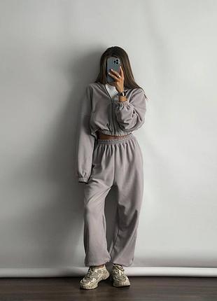 Жіночий спортивний костюм