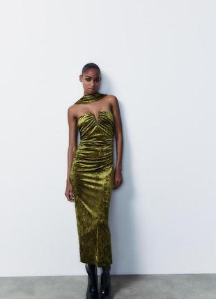 Бархатное платье с открытыми плечами