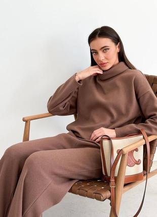 Костюм брюки свободного кроя, приятные к телу на высокой посадке