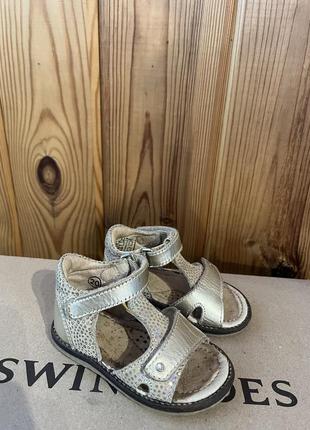 Босоніжки шкіряні на дівчинку , босоніжки шкіряні 21розміру, босоножки, сандали