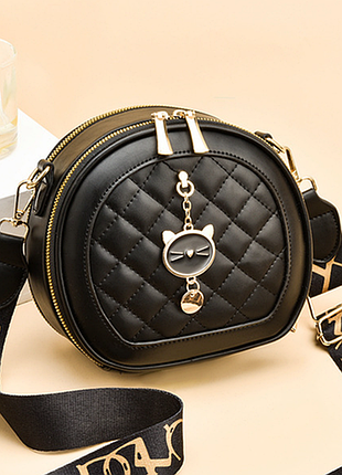 Женская сумочка клатч круглая стеганая с брелоком. маленькая сумка для девочек черная