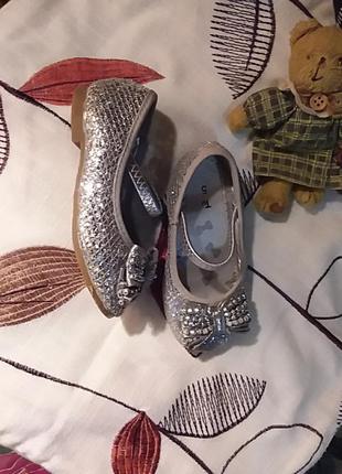 Туфельки серебряные свято, сцена та друге