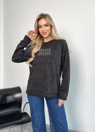 Теплый лонгслив прямого кроя с принтом надписью miu miu с термокамением