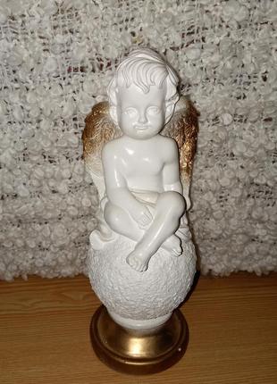 Декоративна фігурка "янгол на кулі"