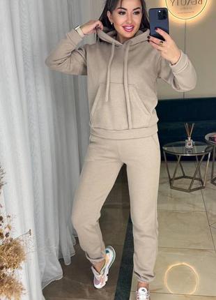 Жіночий костюм