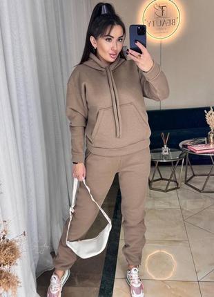 Жіночий костюм