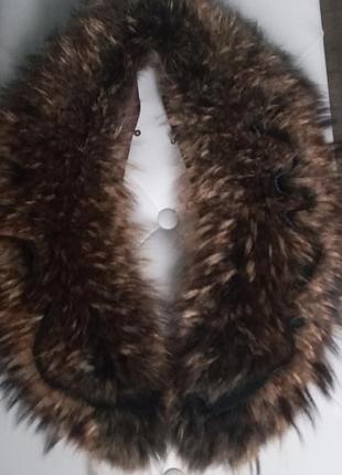 Воротник из меха коричневого цвета длиной 100 см и шириной 13-15 см.