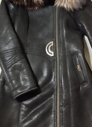 Женское зимнее пальто в размере s, с натуральным мехом.