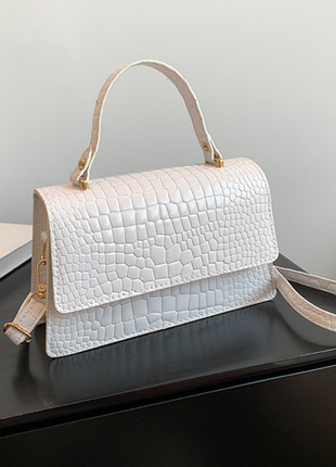 Женская лаковая мини сумочка рептилия, маленькая сумка клатч на плечо крокодил лакированная белая