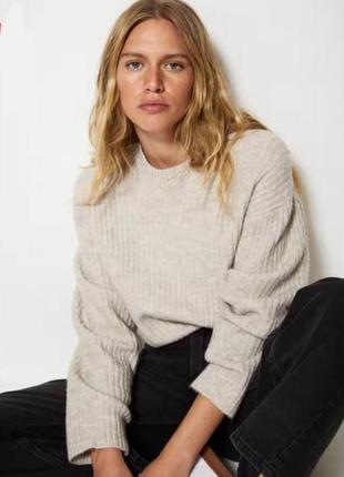 Теплий светр h&m в рубчик бежевого кольору
