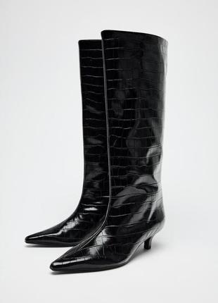Сапоги с тиснением под крокодила и каблуком китен хил