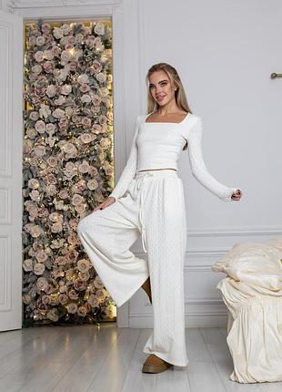 Костюм двойка с широкими брюками и топом