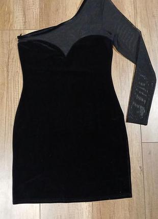 Платье с одним рукавом